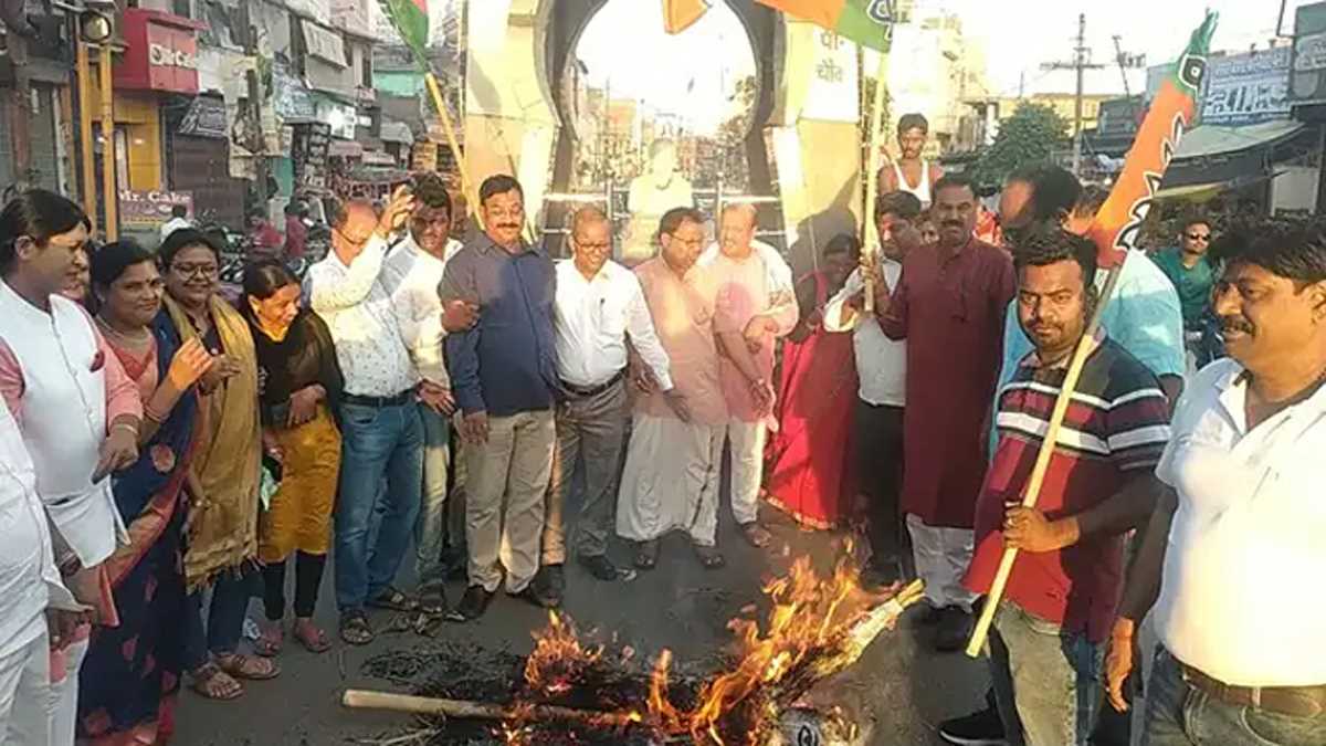 द्रौपदी मुर्मू पर कांग्रेस प्रवक्ता डॉ अजय के बयान से भड़की भाजपा, पुतले फूंके